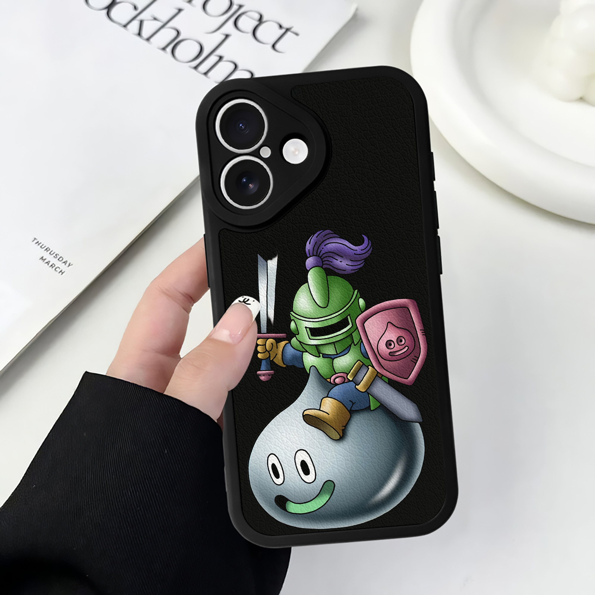 （画像用） ドラゴンクエスト Doragon Kuesuto Dragon Quest 【iPhone 16シリーズ対応】シリコンスマホケース（レザー調） 材質：シリコン